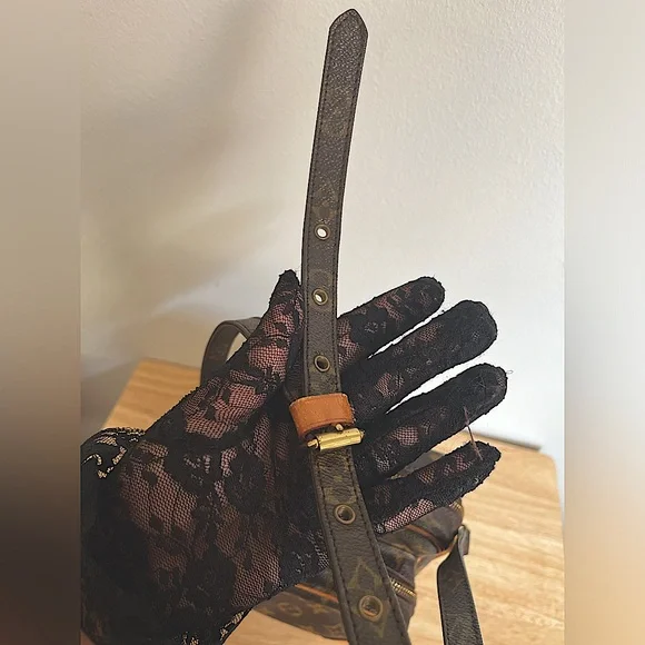 🎊SOLD🎊Louis Vuitton Amazone Vintage Monogram Crossbody bag✨ - Picture 15 of 16